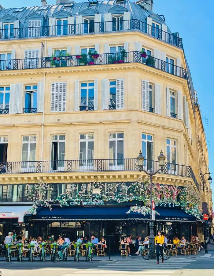 Exterior of a Paris restaurant in the 6th, in a stunning Haussmann building.